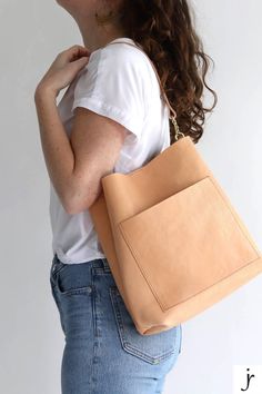 Natural vegetable tanned leather at its best! This handmade leather shoulder bag is relaxed and slouchy and is made from buttery soft undyed vegetable tanned leather that will darken and patina with age. Juliette Rose, Cool Mom Style, Handmade Leather Shoulder Bag, Italian Vegetables, Free Monogram, Fashion Capsule Wardrobe, Age Gracefully, Effortlessly Chic Outfits, Caramel Color