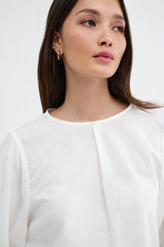 Our Joyce Top takes your style straight to cloud nine. Crafted from lightweight 100% European cotton voile, she presents a blissful silhouette finessed with crisp drapes and billowy sleeves, plus a classic round neck and a decisive pleat at the center front. Breathable and smooth against the skin, Joyce transitions between all scenes, styles, and seasons with grace.[SPLIT] Yada, in off white, is 5'9" (175 cm) tall, wearing size XS. Miqueal, in peony pink, is 5'10" (178 cm) tall, wearing size XS. Classic Cotton Tops With Pleated Sleeves, Relaxed Fit Tops With Pleated Sleeves For Daywear, Relaxed Fit Blouse With Pleated Sleeves For Daywear, Daywear Blouse With Pleated Sleeves And Relaxed Fit, Classic Tops With Pleated Sleeves For Daywear, Timeless Relaxed Fit Tops For Daywear, Elegant Pleated Cotton Blouse, Elegant Billowy Cotton Blouse, Summer Billowy Blouse With Pleated Sleeves