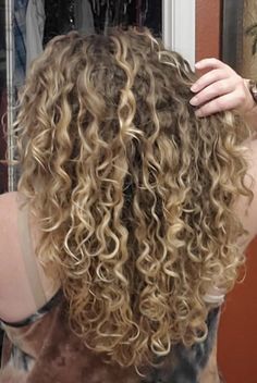 Brown Curly Hair With Blonde Tips, Partial Highlight Curly Hair, Super Curly Blonde Hair, Curly Sandy Blonde Hair, Blonde Partial Highlights Curly Hair, Blonde Curly Hair Layers, Blonde 2c Hair, Carmel Blonde Curly Hair