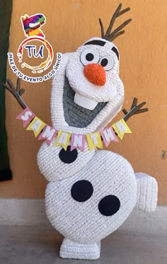 there is a crocheted snowman that has been made into a birthday card