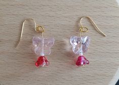 These delicate rose-colored butterfly earrings shine on your ears. The color combination with a red glass flower makes the earrings stand out. Pink Butterfly Charm Drop Earrings, Pink Drop Earrings With Butterfly Charm, Elegant Pink Butterfly Charm Earrings, Elegant Pink Earrings With Butterfly Charm, Pink Butterfly Charm Earrings As Gift, Pink Butterfly Charm Earrings For Gift, Pink Butterfly Earrings With Ear Wire, Red Butterfly Earrings For Gift, Colored Butterfly