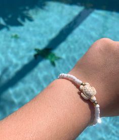 This bracelet has a pretty beach look to it by having a turtle on it, and having gold and white small beads. Turtle Beaded Bracelets, Turtle Bracelet Ideas, Hawaiian Bracelets, Beach Preppy, Beachy Bracelets, Simple Beaded Necklaces, Dog Bracelets, Sea Turtle Bracelet, Preppy Bracelets