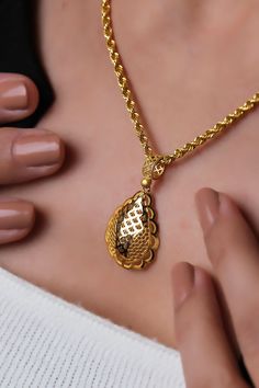 This flashy locket necklace with a drop pattern pendant is 22k solid gold. The necklace, which draws attention with its dimensions and weight, is a special jewel that you can use on the most special occasions. * Necklace weight: Approx. 8 grams * Pendant weight: Approx. 2,5 grams * Chain weight: Approx. 5,5 grams * There may be 10% -) deviation margin in the weight of the products. * Temiroglu Gold products are real solid gold. It is definitely not gold plated, not gold filled. * All products are presented to you in high quality jewelry boxes. * Depending on your request, we can provide delivery in the form of a gift package. Express Shipping Process    * United States: 4-6 business days    * Canada: 4-6 business days    * Australia: 4-6 business days    * UK: 4-6 business days    * Worldw Yellow Gold Teardrop Pendant Jewelry With Large Pendant, 22k Gold Teardrop Jewelry Gift, Gold Necklace With Large Drop Pendant, Gold Locket Necklace With Detachable Pendant For Formal Occasions, Gold Locket Necklace With Detachable Pendant For Formal Events, Gold Drop Jewelry With Large Pendant, Gold Drop Necklace With Large Pendant As Gift, Gold Hallmarked Teardrop Pendant Jewelry, Gold Teardrop Pendant Jewelry With Diamond Cut