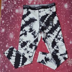 Wildfox Black White Splatter 7/8 Leggings Size Large Runs A Little Smaller Refer.To Measurements Does Have Stretch Flat Lay Waist 28" Inseam 25" Rise 10.5" Ombre Leggings, Tie Dye Women, Tie Dye Leggings, Ankle Leggings, Elastic Waist Pants, Black White Fashion, Blue Tie Dye, Blue Ties, Printed Leggings