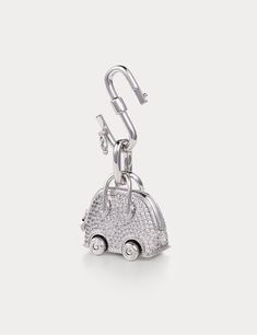 Inspiré par le charm de sac Hermes Bolide On Wheels, Aelysee a méticuleusement conçu le mini Bolide On Wheels Bag Charm, incorporant des éléments de design uniques. La breloque comporte un fermoir et une chaîne séparés, vous permettant de la personnaliser sans effort avec n'importe lequel de vos sacs à main.

 



 E Laiton électrolytique avec zircone cubique ronde brillante


 Taille du charme - 30 x 18,3 x 28,8 mm


 Poids total 38g


 Fabriqué en France


 Garantie un an Luxury Metal Bags As Gifts, Luxury Metal Bag As Gift, Elegant Rectangular Bag Charm, Luxury Chain Bag As Gift, Luxury Chain Bags As Gift, Luxury Silver Metal Bag, Luxury Silver Jewelry For Travel, Elegant Everyday Bag Charm With Logo, Luxury Everyday Jewelry With Logo Charm