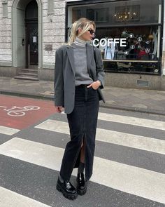 Denim Skirt Outfit Winter, Midi Skirt Outfit Winter, Linda Sza, Black Denim Skirt Outfit, Long Denim Skirt Outfit, Rok Outfit, Black Skirt Outfits, Jean Skirt Outfits, Denim Skirt Outfits