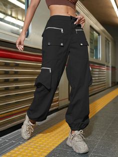 Experience rugged style and practicality with our Street Flap Pocket Cargo Pants. Designed for casual wear, these plain-patterned pants feature a zipper fly and a natural waistline for a comfortable fit. With a regular fit and long length, they offer freedom of movement while maintaining a trendy look. The non-stretch fabric ensures durability, making them perfect for any adventure. Details: Style: Casual Pattern Type: Plain Type: Cargo Pants Closure Type: Zipper Fly Waist Line: Natural Length: Mode Hip Hop, Baby Tees Y2k, Trendy Denim, Casual Joggers, Rugged Style, Style Cargo, Utility Pants, Cargo Joggers, 2023 Fashion