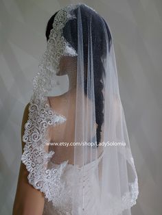 the back of a bride's veil with lace on it