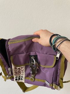 Schöne einzigartige violette Tasche  Versand innerhalb der EU und Nordamerika kostenlos :) Wenig getragen Keine Risse, Löcher oder Co. Sauber, desinfiziert Sehr guter Zustand (Selten getragen - keine "Fehler") Seltenes Exemplar Siehe Fotos ^^ Beinhaltet einen Riemen für Crossbody bzw. Schulter-Tragen Gute Verarbeitung und schlicht zu kombinieren Wie alle unsere Taschen aus Nichtraucherhaushalt Nicht in Berührung mit Hunden oder Katzen gekommen, Allergikerfreundlich Bag Y2k, Austria, Shoulder Bags, Violet, Purse, Shoulder Bag, Etsy Uk