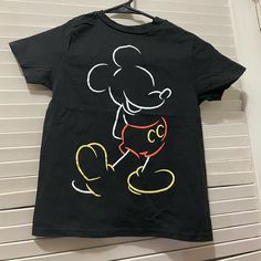 New Little Kids Xs Playful Black T-shirt With Character Print, Cute Black Top For Streetwear, Mickey Mouse Graphic Tee Tops, Cute Black Tops For Streetwear, Fun Black Mickey Mouse T-shirt, Cute Black Top With Cartoon Print, Cute Black Tops With Cartoon Print, Cute Pre-shrunk Black T-shirt, Cute Black Pre-shrunk T-shirt