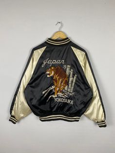 *ITEM: Vintage Tigers Souvenir Jacket Vintage 90s Sukajan Tokyo Japanese Embroidery Sukajan Satin Bomber Jacket Size L *ITEM DETAILS: 👇🏻 Please be aware that all vintage items will usually show a few signs of wear or fading due to age, but anything visible such as stains or holes, and serious flaws have been photographed.For any further information on this item please contact us and we will be happy to help. *SIZE:LARGE *ACTUAL SIZE MEASUREMENT: 👇🏻 *PIT TO PIT(WIDTH):24"INCHES *LENGTH(FROM S Vintage Embroidered Varsity Jacket For Winter, Vintage Embroidered Long Sleeve Varsity Jacket, Sukajan Jacket, Souvenir Jacket, Japanese Embroidery, Jacket Vintage, Last Call, Dhl Express, Vintage 90s