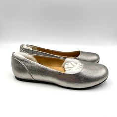 Softwalk Women's Sonoma Platinum Silver Leather Ballet Flats. Women's Size 9 Regular / Medium Width. Condition: New In Box; Box Has Wear. New To Poshmark? Sign Up Using Invite Code: Tentoday For $10 Off Your Purchase! Casual Career Professional Work Everyday Classic Office Comfort Date Night Out Modern Summer Winter Fall Spring Blogger Casual Minimalist Trends Trendy Favorite Fashion Comfortable Every Day Wardrobe Staple 90s 90's Y2k Ballet Flats Slip On Loafers Pointed Pointy Point Toe Quality Silver Slip-on Flats With Removable Insole, Spring Faux Leather Flats Medium Width, Spring Faux Leather Medium Width Flats, Spring Medium Width Faux Leather Flats, Synthetic Ballet Flats With Ortholite Insole And Round Toe, Everyday Medium Width Flats With Round Toe, Medium Width Round Toe Flats For Everyday, Everyday Synthetic Ballet Flats With Round Toe, Synthetic Medium Width Flats With Round Toe