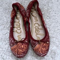 Sam Edelman Felicia Ballet Flats Red Spice Fabric Print Size 8 Great Condition Light Wear On Insoles And Soles Ballet Flats In A Stunning Red Multi-Print With Hints Of Pink. These Brand New Flats Are Perfect For Any Fashion-Forward Woman Who Knows How To Appreciate Comfort And Style. With A Soft Fabric Upper Material And Suede Insole Material, These Flats Are Designed To Provide The Ultimate Comfort To Your Feet. These Flats Are Perfect For Any Casual Or Dressy Occasion. S1 Red Slip-on Flats With Flat Heel, Casual Flats With Red Sole, Red Synthetic Flats With Flat Heel, Red Synthetic Flats, Comfortable Red Closed Toe Flats, Red Casual Synthetic Flats, Casual Red Synthetic Flats, Red Slip-on Flats For Spring, Red Flats For Fall