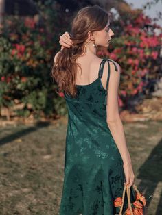 Simple Floral Dress, Retro Summer Dress, Grad Photoshoot, Saree Poses, Simple Retro, Grad Dresses, Floral Jacquard, Retro Floral, Fashion Wear