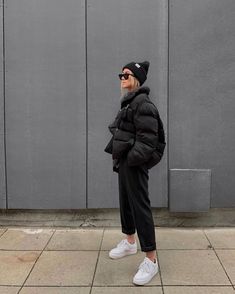 Puffer Jacket Outfits, Coat Inspiration, Best Puffer Jacket, Puffer Jacket Outfit, Look Adidas, Winter Outfits Cold, Look Retro, Cold Outfits, Puffy Coat