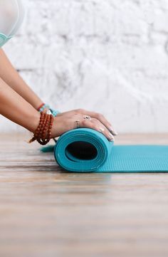 (paid link) YOGA MAT {} spray can in lemon tea tree Hot Yoga Mat, Yoga Branding, Yoga Inspo, Yoga Kurse, Yoga Mats Best, Yoga Pictures