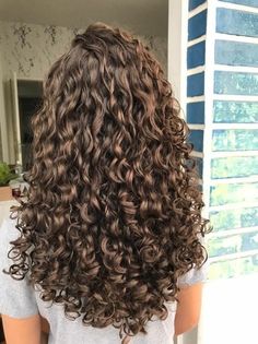 curly hair Healthy Curly Hair, Natural Curly Hair Cuts, Curly Hair Care Routine, Highlights Curly Hair, Brown Curly Hair, Curly Hair Photos, Curly Hair Inspiration, Curly Girl Hairstyles