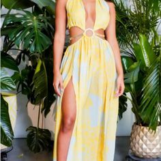 Super Sexy Cut Out Maxi Dress! This Light Weight And Airy Dress With The Sassy Halter Design Is The Perfect Vacation, Date Night, Wine Festival Look! No Tags And Never Worn Backless Beach Dress, Printed Beach Dresses, Airy Dress, Loose Outfit, Festival Looks, Halter Maxi Dresses, Out Back, Hip Dress, Women Long Dresses