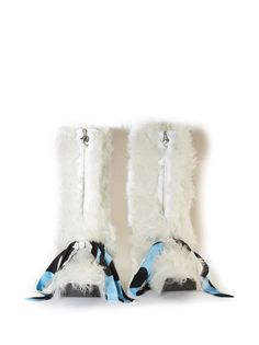 PUCCI Freezy Shearling Boots - Farfetch Fenty Boots, Puma X Fenty, Black Sky, Italy Style, Boots White, High Fashion Outfits, Shearling Boots, Printed Ribbon, Fur Boots