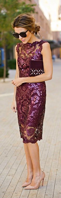 Burgundy Sequins Lace Dress with Beaded Clutch and Nude Patent Heel by Hello Fashion Rok Midi, Dinner Party Outfits, Purple Stuff, Fest Outfits, Chique Outfits, Hello Fashion, Short Lace Dress, Outfit Trends