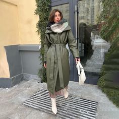 Le Trench Katia en simili cuir est un must-have de l'hiver. Il peut se porter de différentes manières et notamment en le nouant à la taille pour marquer votre silhouette. Les trois coloris disponibles s'accordent parfaitement à la saison hivernale. Winter Must Haves, Parka Women, Coats Women, Leather Trench Coat, Womens Parka, Warm Coat, Parka Jacket, Cotton Jacket, Warm Winter