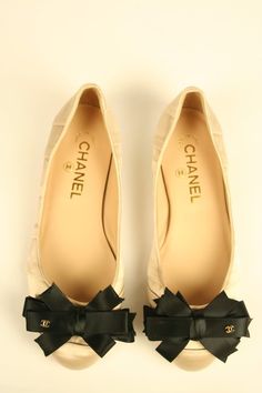 chanel shoe-No one does bows like Chanel! Chanel 2015, Donatella Versace, Shoe Obsession, White Short, Chanel Shoes