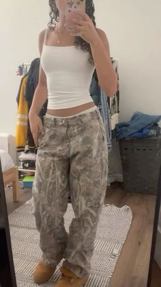 Camo Inspo Outfits, Low Rise Jorts Outfit, Camo Pants Fit, Good Outfits, Camo Trousers, Dress For Your Body Type, Elegant Wardrobe, Khaki Trench, Apple Shape