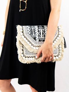 black and white beaded clutch up close Hand Beaded Bag, Boho Clutch, Beaded Clutch, Phone Wallet, White Beads, Boho Chic Fashion, Boho Outfits, New Outfits, Purses Crossbody