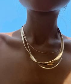 Gold Jewellery Minimalist, Good Necklaces, Classy Gold Necklace, Schmuck Aesthetic, Gold Necklace Aesthetic, Wearing Gold Jewelry, Thick Gold Necklace, Golden Aesthetic