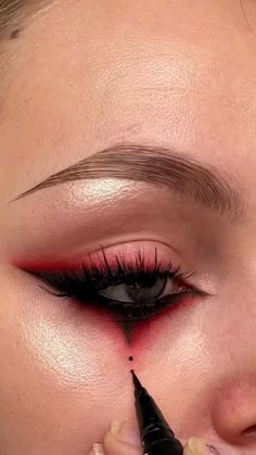 Maquillage Halloween Simple, Teknik Makeup, Halloweenský Makeup, Membentuk Alis, Holloween Makeup, Halloween Eye Makeup, Graphic Makeup, Seni Dan Kraf, Smink Inspiration