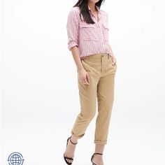 Gap Girlfriend Khaki Pants Beige Trousers Outfit Casual, Kakis Pants Outfit, Trousers Outfit Work, Beige Trousers Outfit, Chinos Women Outfit, Trousers Outfit Casual, Leather Trousers Outfit, Khaki Pants Outfit, Chino Pants Women