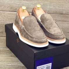 * Brand New In Ae Box * Allen Edmonds New In Box Wilder - 4665 - Venetian Loafer Size 7.5 D Color Cabin Suede Orig $295 + $30 Trees + Bags = $325 This Listing Includes: Allen Edmonds Shoes (Brand New * First Quality) Cedar Shoe Trees (Brass Knobs * New *) Cotton Flannel Shoe Bags (* New *) Shoehorn (Made In Usa * New *) Two Sided Suede Brush (* New *) Shoebox (Allen Edmonds * New *) Since These Are Brand New, We Have Not Done Any Prep, But If You Prefer Req Any Or All Of Our Careful Steps Luxury Semi-formal Slip-ons With Round Toe, Luxury Slip-on Moc Toe Oxfords, Luxury Slip-on Dress Shoes With Suede Lining, Luxury Slip-on Wingtip Moccasins, Luxury Slip-on Oxfords With Textured Sole, Luxury Slip-on Moccasins With Wingtip, Luxury Suede Slip-on Dress Shoes, Luxury Brogue Detailed Slip-ons With Round Toe, Luxury Slip-on Oxfords With Almond Toe