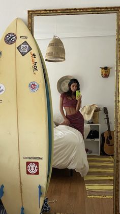 Surfers Bedroom, Surf Mirror, Surfboard Bedroom, Surfer Girl Room Aesthetic, Surfboard Mirror, Surf Room Decor, Surf Room, Beachy Room, Deco Studio