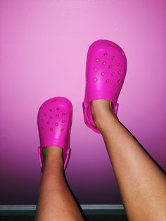 Crocs Pink Aesthetic, Pink Croc Inspiration, Crocs Ballerina Pink, Crocs Bae Clog, Crocs Light Pink, Crocs With Charms, Pink Crocs, Black Leggings Outfit