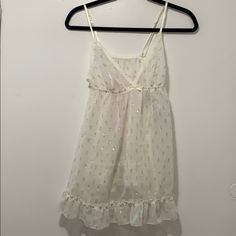 Hanky Panky Babydoll With G-String - Never Worn, Nwt White V-neck Coquette Sleepwear, Sheer White Nightgown For Sleepovers, White Sheer Nightgown For Sleepover, White Ruffled Nightgown For The Beach, White Coquette V-neck Sleepwear, Cute White Summer Nightgown, Cute Sleeveless Sleepwear For Party, White Sheer Cami Sleepwear, White Camisole Nightgown, Flirty Style