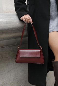 This burgundy  women's shoulder bag combines elegance and functionality. A large main compartment inside keeps your daily needs organized with velcro and organizing sections. It will adapt to your every moment by prioritizing both elegance and comfort. Leather Baguette Bag, Minimalist Purse, Burgundy Purse, Burgundy Bag, Woven Leather Tote, Bottega Veneta Bag, Woven Leather Bag, Stylish Shoulder Bag, Baguette Bag