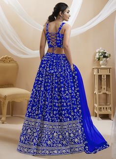 How to Choose the Perfect Indian Ethnic Wear Based on Your Personal Style Lehenga Choli Online, Designer Lehenga, Zari Work, Wedding Wear