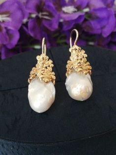 Elegant earrings with natural imperial baroque white pearl, nun with classic decoration handmade in gold-plated silver. Measurement length 4 cm. Gift box included. Baroque Pearl Earrings, Classic Decor, Antique Earrings, Pearl Drop, Elegant Earrings, Gold Plated Silver, Baroque Pearls, Pearl White, Antique Jewelry