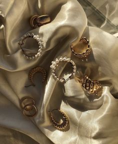 Matilda Djerf, Golden Jewelry, Gold Jewelry Earrings, Jewelry Outfit, Fashion Jewelry Earrings, Affordable Jewelry, Jewelry Inspo, Gold Jewelry Fashion, Mode Style