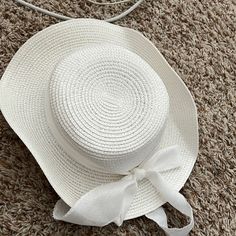 Never Worn! Adjustable White Casual Boater Hat, Casual Adjustable White Boater Hat, Casual White Adjustable Boater Hat, White Flat Brim Boater Hat For Day Out, Spring Vacation White Boater Hat, Chic White Beach Season Hats, White Boater Hat With Flat Brim For Day Out, Chic White Boater Hat For Spring, Casual White Boater Hat For Beach Season