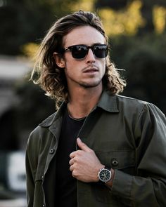 All eyes are on the Villa. With a sleek design, lightweight construction, and a masculine silhouette, you can count on these standout frames to set you apart from the crowd. Vincero Watches, Browline Sunglasses, Silver For Men, Trendy Mens Haircuts, Illustration Studio, Smart Glasses, Barrel Hinges, Sunglasses Polarized, Marble Inlay