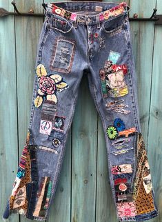 Denim Kunst, Bohemian Jeans, Jeans Bell Bottoms, Jean Jean, Boho Queen, Grunge Jeans, Art Jeans, Patchwork Clothes, Diy Jeans