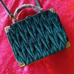 Sam Edelman Emerald Green Quilted Velvet Hard Case Bag With Removeable Strap Compartment Inside For 5 Cards And Snap Pocket Classic Little Bag Beautiful Champagne Campaign, Marine Colors, Quilted Velvet, Green Quilt, Black Faux Fur, Mini Purse, Waist Bag, Green Fashion, Hard Case