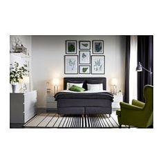 a bedroom with a bed, chair and wall decal that says boxspringbetten