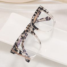 Halley's clear dual-tone design adds a touch of sophistication to any outfit, making them a perfect accessory for both formal and casual occasions. The square shape provides a timeless appeal, making them suitable for people of all ages and face shapes.Frame Shape: SquareFrame Color: Clear, LeopardFrame Material: TRRim Type: Full RimSpring Hinge: NoAdjustable Nose Pads: NoWeight: 31 gWeight: 31 gLens Width: 55 mmBridge Width: 16 mmTemple Length: 142 mmFrame Width: 138 mmLens Height: 51 mm Warby Parker Glasses Women, Warby Parker Glasses, Glasses Fashion Eyewear, People With Glasses, Leopard Glasses, Womens Prescription Glasses, Classy Glasses, Glasses Frames Trendy, Chic Glasses