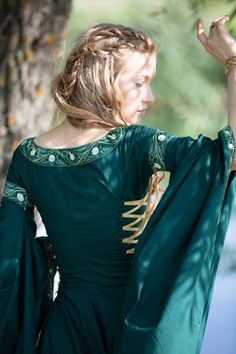 Medieval Dress With Corset, Green Halloween Costumes, Dress With Corset Belt, Elegant Costumes, Forest Princess, Elf Dress, Green Costumes, Green Halloween, Medieval Garb