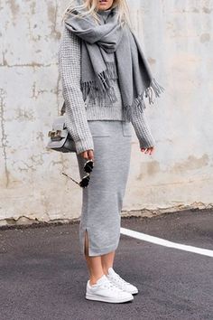 Готовая выкройка трикотажной юбки Grey Scarf, Grey Outfit, Women Diy, Outfit Trends, How To Wear Scarves, Outfits Winter, Inspired Outfits, 가을 패션, Diy Costumes