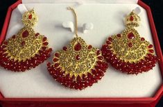 Elevate your style with this stunning Indian/Pakistani bridal and party wear jewellery set from My Jewel Box. The earrings and tikka set features exquisite natural stones with an excellent cut grade, set in gold-coloured alloy. The polki design is perfect for any special occasion, including engagement, wedding, anniversary, Valentine's Day or birthday. This beautiful piece is perfect for anyone who loves beauty, family and friends, love, fairytale and fantasy, or fashion and costumes. The light- Party Wear Jewellery, Polki Earrings, Party Kleidung, Pakistani Bridal, Jewel Box, Jewellery Set, Bridal Wear, Jewelry Set, Party Wear