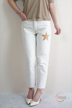 Jeans a caramella Levi's Vintage candy con stelle: li trovi sullo shop online in bianco e azzurro denim. Vintage Denim, Khaki Pants, Capri Pants