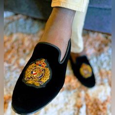 Ralph Lauren, Paxton Crest Velvet Slipper ( Loafer ) Brand New In Box With Accessories Velvet Loafers Mens, Ralph Lauren Menswear, Embroidered Loafers, Mohamed Ali, Men's Slippers, Velvet Slippers, Velvet Loafers, Mens Editorial, Driving Moccasins